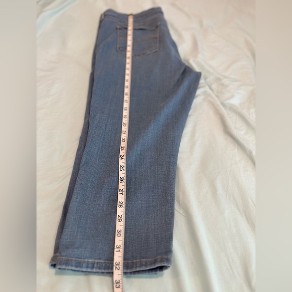 Lee Women’s Sz: 34 311 Shaping Skinny Capri. Medium Wash. Stretchy. 5 Pockets. - Picture 4 of 11